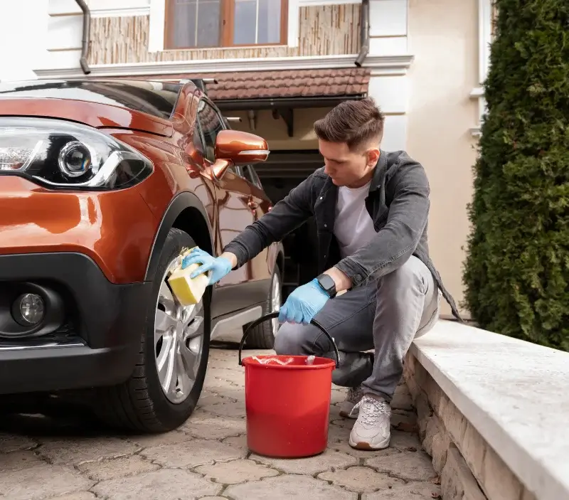 Lavage auto à domicile Deneuvre : professionnel intervenant sur un véhicule